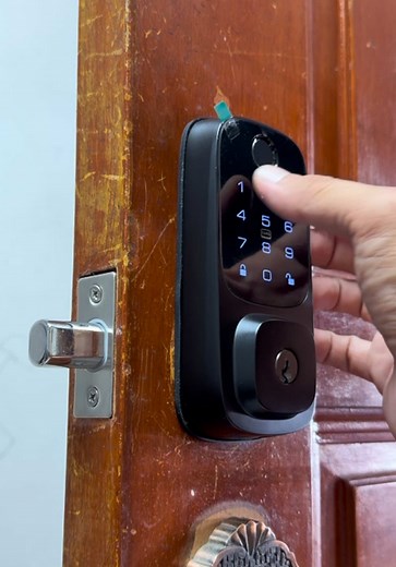 Smart Door Lock: Easy DIY Installation & Keyless Entry