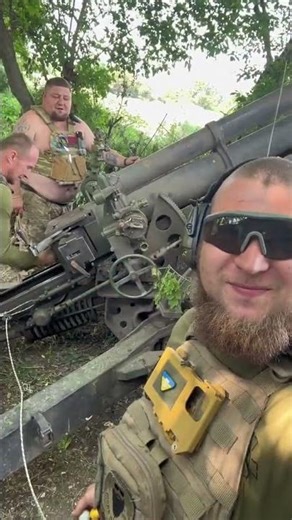 Defenders Unleashed: Ukrainian Artillerymen Engage Enemy with Lithuanian M101 Howitzer