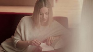 「金髪の女性は紙の本を読んで、小説、レジャー、新しいスキルを学ぶ、知識を得る、家でリラックスしています」の動画素材（ロイヤリティフリー）3471296229 | Shutterstock