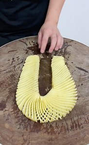 Unlike their western peers, Chinese chefs are used to dealing with various food ingredients using just one knife. This culinary artist showcases his skills while cutting a potato. #Craftsmanship #FunChina | China Plus Culture