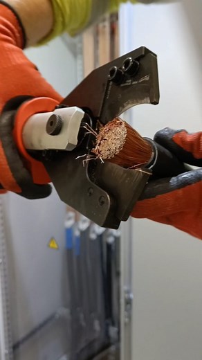 Aasan Elektro⚡ on Instagram: "⬇️.Kutting av kabel 1x300 Radox med Milwaukee sin ONEHCC kutter ✂️ Cutting cable 1x300 Radox with Milwaukee ONEHCC cutter ✂️ @milwaukeetoolno @milwaukeetooleu @milwaukeetool #milwaukeetools #cablecutters #cablecutter #kabelkutter #elektriker #electrician #electricianlife #elektro"