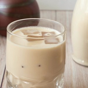 This recipe for homemade Baileys Irish Cream makes a rich, creamy version of the cream liqueur that’s similar in flavor to the commercial version. Rich, creamy, and luxurious this homemade Baileys is made with condensed milk, whipping cream, coffee, and a splash of chocolate syrup. https://veenaazmanov.com/baileys-irish-cream-homemade/ #huffpostaste #bbcgoodfood #thefeedfeed #thecookfeed #bloglovinfood #buzzfeedfood #boredpanda #foodgawker #food52 #f52grams #trivetrecipes | Veena Azmanov