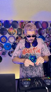 This was a lesson on proper DJ hand positions… right? • • • #DJ #Comedy #Humor #Viral #trending #joke #edm | JackEL DJ/Producer