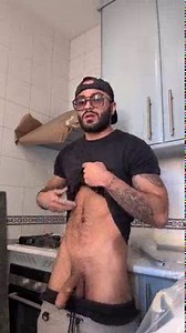 Il pittore eccitato viene in cucina