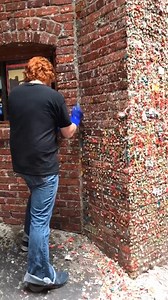 2.7M views · 27K reactions | Gastaron miles en limpiarla y la ensuciaron otra vez #curiosidades #limpieza #gumwall | Vortex Videos | Facebook
