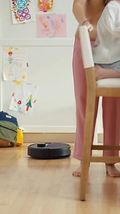 Pälshår? Inga problem. Gummiborsten fångar effektivt upp djurhår för en noggrann städning. #irobot #irobotnordics #roombaplus405combo #dammsugare #robotdammsugare #städning #renthem | iRobot