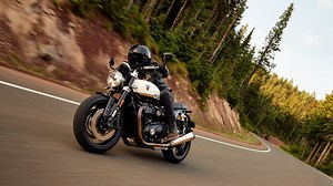 Triumph updates the Speed Twin 1200. As an RS, it recalls the Thruxton.