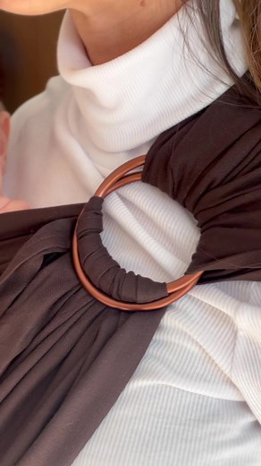 Portez en espress(o) : 45s pour briller avec bébé. ⏱️ Voici l'Écharpe Tissée Sans Noeud avec un shot (dé)caféiné dans son coloris “Espresso” ☕️ https://love-radius.com/fr/echarpe-sling-echarpe-tissee-sans-noeud-198 C’est un sling tissé fait pour briller et porter confortablement jusqu'à 24 mois ! - Dès la naissance jusqu'à 14 kg - Ready to go : 45s pour installer bébé - Effet satiné pour pimper la tenue ✨️ - Maintien plus “ferme” un peu comme votre jean fétiche = confortable AUSSI quand bébé gra