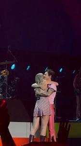 Our tour with Harry Styles comes to an end. Thanks for having us Xxx | Wolf Alice