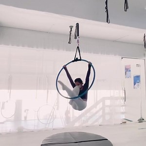 1.7K views · 265 reactions | Aerial hoop flow with a drop. #fitnesswithevone #apohoop | 陳芷尤 Apple Chan | Facebook