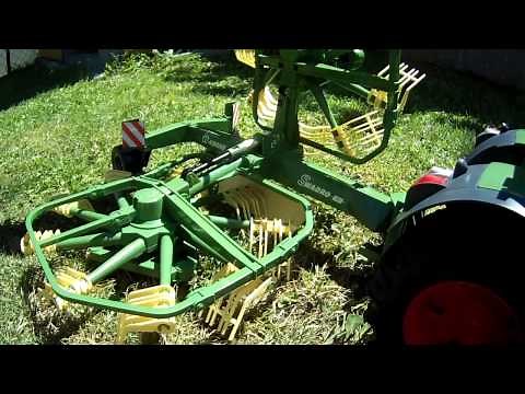 BRUDER TRACTOR FENDT 936 Vario end KRONE dual rotary swath windrower Schwader