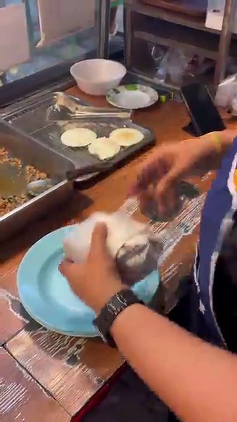 ราดกะเพราไก่ 30 บาท