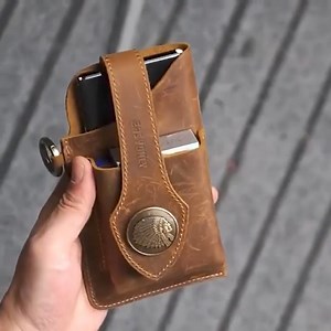 📱✨ ¡Elegante, manos libres y siempre a tu alcance! Nuestro Porta Teléfonos de Cuero mantiene tus esenciales seguros mientras estás en movimiento. ¡Perfecto para el trabajo, viajes o aventuras! Cuero genuino y duradero Acceso rápido y fácil a tu teléfono Ideal para profesionales ocupados y entusiastas del aire libre https://shopwithsili.com/products/bolso-de-cuero-multifuncional-para-telefono | SHOP WITH SILI