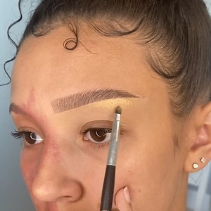 Ryley Isaac on Instagram: "Laminated brows at home! ✨Tag someone who needs this tutorial✨ I know a lot of people that get laminated brows done, but due to the circumstances I wanted to share how you can do them at home!(lasts 2days if careful)- whilst you’re bored practice your brow skills朗 Products used: Got2b gel & spoolie Sleek nano brow disc in ‘dark brown’ Doll10 T.C.E concealer in ‘medium’ #browtutorial #browsonfleek #brows #laminationbrows"