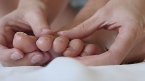 Massage Toes After Broken Leg Home: vídeo stock (100% livre de direitos) 1078796132 | Shutterstock