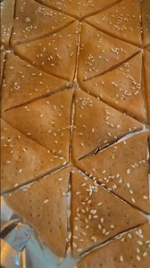 Homemade pita crackers👌🏻 perfect for some hummus🤤 #crackers #sourdough #sourdoughpita #pitachips