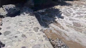 #Local | En estas condiciones quedó colapsado uno de los extremos del puente-vado en Coatlán del Río, no hay acceso vehicular y el acceso peatonal sigue siendo peligroso. | Línea Caliente Noticias