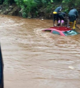 🔴Urgent/conakry: inondation dans certains quartiers de la capitale ce vendredi 11 août. À cobayah une femme trouve la mort après avoir a été emportée par l'eau. Son corps a été retrouve coincée dans son véhicule. Toujours dans la même localité, ce bus a été emportée par l'eau. Deux morts seraient enregistrés pour l'instant après cette forte pluie sur la capitale guinéenne. ⚠️Prudence | Conakrypub.net