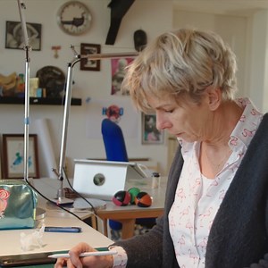 Als Francine Oomen te horen krijgt dat haar moeder seksueel is misbruikt, belandt ze in een persoonlijke crisis. In haar nieuwe boek gaat ze de confrontatie aan, door op zoek te gaan naar de 'weeffouten' die zich blijven herhalen in haar familie. Kijk 'Hoe overleef ik' op onze website: 2doc.nl/hoe-overleef-ik | NPO Doc