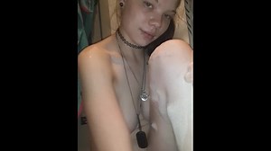 Sexy Mädchen wäscht sich die Füße, gutes Mädchen