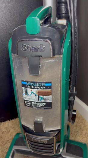 #reels #reelsinstagram #fbreels #reelsfb #vaccum #oddlysatisfying #cleaning #cleaninghacks #howto #reelsvideo #homesweethome #homeimprovement #shark #sharkvacuum #hallway #livingroom #carpetcleaning | Kristen Donathan