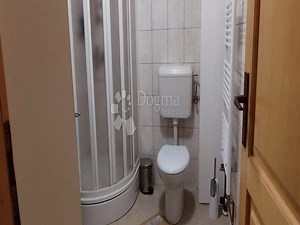 GORSKI KOTAR - PLANINSKA KUĆA NA 20.000 M2 OKUĆNICE Lokacija: Ravna Gora, Hrvatska Površina: 164 m2. Cijena 650000 euro Za one koji traže potpuni mir na svojih 20.000 m2 okućnice u netaknutom dijelu Ravne Gore, u ponudi imamo kompletno renoviranu planinsku kuću neto površine 164,50 m2 koja na svojoj osami funkcionira gotovo potpuno samoodrživo. Sastoji se od suterena, prizemlja i visokog potkrovlja. U suterenu je smještena vodosprema, strojarnica, baterijski prostor, praonica i konoba za druženj