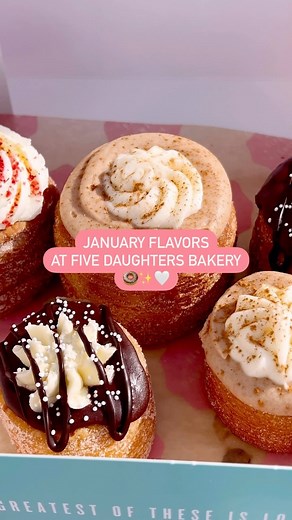 JANUARY FLAVORS ARE HERE! 🥳 ✨100 LAYER FLAVORS ✨ Strawberry Lemon Shortcake Cinnamon Cream Cheese Hot Chocolate ✨MINI 100 LAYER FLAVORS ✨ Cinnamon Cream Cheese Hot Chocolate ✨YEAST RAISED FLAVORS ✨ Cinnamon Cream Cheese Hot Chocolate ✨PALEO FLAVORS ✨ Orange Honey Pistachio Mocha Crunch Snickerdoodle Tag someone you’re taking to the bakery this month! 👇🏽 | Five Daughters Bakery