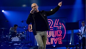 Wow! Het dak van het Sportpaleis ging er vannacht (bijna) af tijdens dit geweldige optreden! 🎶🕺 Raf Van Brussel bracht een swingende versie van 'You Can Call Me Al' (...of was het nu 'You Can Call Me Miguel'? 🤔) #24uurlive #alltheway | JOE - België