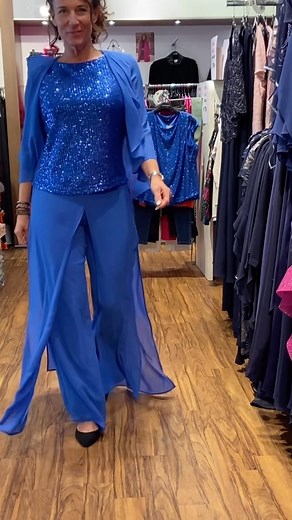 Dit fantastische pak is nieuw binnen van @hermannlange_collection_select 🥰🥰 #voilarotterdam #rotterdam #dress #hermannlange #hermannlange_collection_select #instafashion #jurk #bruiloft #wedding #partydress #fashion #pastel #feestjurk #huwelijk #bruiloftinspiratie #party #happy #jumpsuit #femme #fashionblogger #bruidsmoeder #moedervandebruid #moedervandebruidegom | Voila Rotterdam