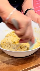 18K views · 176 reactions | Pogaqe pa gluten me fara稜 Përbërësit: 150 g miell pa gluten 100 g miell misri pa gluten 2 vezë 1 lugë e gjysmë çaji sodë buke 1 lugë çaji kripë 50 g fara luledielli 50 g fara kungulli 200 ml kos 2 lugë vaj ulliri #telinda #foodie #cooking #recipe #foodlover #chef #cookingvideo #easyrecipes #healthyrecipes #dinnerideas #foodstagram #receta #recetashqip @ushqimidheshendetimelinden @perla_telinda @delish_telinda @osterialinda | Te Linda | Facebook