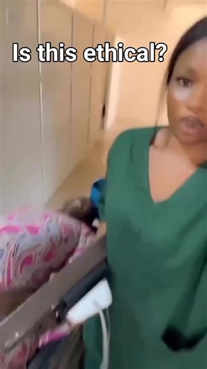 Nurse doing a selfie with pregnant woman in labour. Is this ethical 😳? | Nigerian Monitor