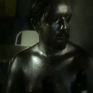 Inferninho hoje às 20h30 no #cinematilha Última chance!! Entrada Gratuita Data de lançamento 23 de maio de 2019 (1h 22min) Direção: Guto Parente, Pedro Diógenes Elenco: Yuri Yamamoto, Démick Lopes, Samya De Lavor Gênero Comédia dramática Nacionalidade Brasil Não recomendado para menores de 12 anos Deusimar (Yuri Yamamoto), a dona do Inferninho, um bar que é mais um refúgio, quer ir embora para um lugar distante. Jarbas (Démick Lopes), um marinheiro que acaba de chegar, quer ficar. Um amor começa