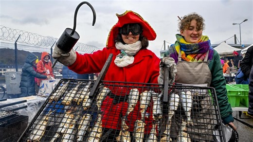 Fécamp. Entre les gouttes, les fidèles répondent présents à la fête du hareng et de la coquille Saint-Jacques