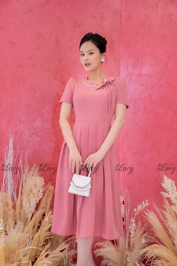 Cuối tuần các chị có kế hoạch gì chưa, tham khảo ngay em váy xinh xắn này của LUCY diện dạo phố, ăn uống cùng gia đình, bạn bè nhé ạ 😍 Mã 0035 giá 520k MIỄN SHIP đủ S, M, L, XL #vaylucy #LUCY #vaythietke #vaydichoi | Váy Lucy