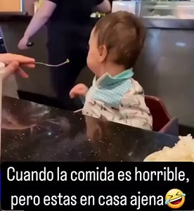 Cuando la comida es horrible pero estás en casa ajena... 😅🤣 | GIF Animados