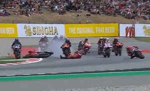 Impactante accidente en el MotoGP: se cayó en la primera vuelta y una moto le pasó por encima