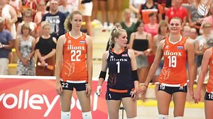 NUNCA SERÁ SÓ VOLEIBOL A central Nicole Koolhaas "canta" o hino da Holanda usando língua de sinais sempre que sua irmã Kristen, que é surda, está presente no ginásio. 💖💖💖 -------------------------- 🔴 Siga o Saque Viagem no Instagram: https://www.instagram.com/saque.viagem/ | Saque Viagem