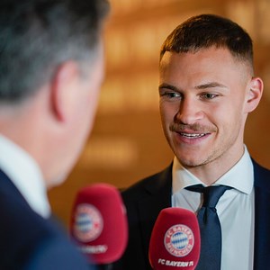 🗣 "Es wird eine Riesen-Herausforderung." Joshua Kimmich war schon gestern nach der Ankunft in Liverpool 🔥 auf das Achtelfinale. | FC Bayern München