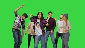 Una Joven, Vivaz Y Hermosa Chica Bailando Con Los Demás En La Fiesta Sobre Un Croma, Chroma Key. Almacen De Video - Vídeo de manera, aclamación: 213617809
