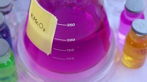 Chemical redox reaction in a conical flask. Discoloration of the potassium permanganate solution is observed when sodium thiosulfate solution is added to it.