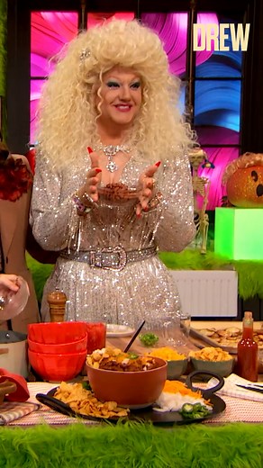 Ross Mathews loses a nail in The Pioneer Woman - Ree Drummond's famous homemade chili! 😂 | The Drew Barrymore Show