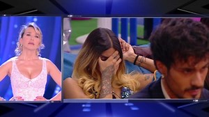 Barbara d’Urso furiosa: “Hai raccontato dettagli sessuali di Erica che mi vergogno di mandare in onda”