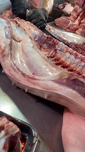 Splitting whole carcass #cutting #freshcut #pork #butcher #meatshop | Felicisimo Divinagracia