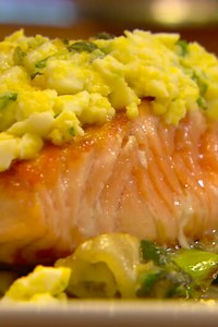 Zalm uit de oven met groenten, een eitje en salieboter