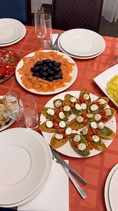 Sarcina: Masa pentru familie si prieteni - 8 adulti 3 copii. Iata ce am gatit: 1. Platou cu ardei kapia copti, apoi stropiti cu ulei de masline, otet balsamic si condimentati cu sare, oregano, un pic de branza de capra (sau telemea) 2. Ciuperci conservate amestecate cu putin ulei, suc de lamaie - aici as mai fi pus si ceapa verde sau patrunjel insa n-am reusit. 3. Un platou cu somon slab sarat masline. 3. O salata Caesar cu pui 4. O salata cu creveti, spanac, avocado si dressing de mustar, suc d