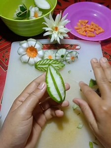 438 reactions · 62 shares | Garnis daun dari timun versi lain lagi dari sebelumnya.. Inilah salah satu contoh bentuk sedekah yg di tampakkan,sedekah ilmu,namun banyak orang yg belum sampai kesitu pemahamannya 殺 Semoga bermanfaat  #SalmaMunir #fyp #garnis #tumpeng #jangkauanLuas #reels #fbpro | Salma Munir OLfood | Facebook