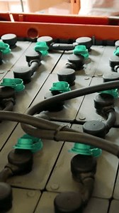 ส้อม ลิฟท์รถบรรทุก แบตเตอรี่ตะกั่วกรด การบำรุงรักษา ระดับของเหลวที่ถูกตรวจสอบ: วิดีโอสต็อก (ปลอดค่าลิขสิทธิ์ 100%) 3803774371 | Shutterstock