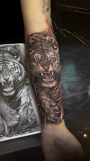 Chico Morbene | RS - SP | Tatuagens Realista on Instagram: "Minhas tatuagens contam histórias. Que tal contar a sua? 💉 Agende agora: 51-981125206 🎨 Tatuagens personalizadas com os melhores equipamentos: @nexas.pro 💪 Parceiros oficiais: Suplementos: @growthsupplements ( cupom Morbene) Moda casual e bodybuilder: @use.rux ( cupom Morbene ) Farmácia de manipulação: @_unicpharma ( cupom: Morbene 📍 Morbene Tattoo Studio - RS/SP 🔗 Entre em contato e transforme sua ideia em arte!"