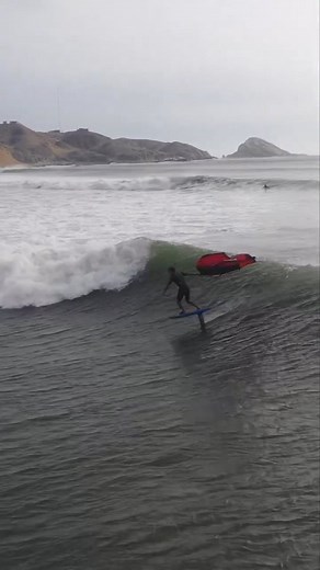 Recordando esta sesión hermosa de wind foil junto a @vinmartins en Chicama 🤯 🇵🇪 🎥 @chicama_surfing #SurfingLatino #Chicama #PeruSurf #WindFoil | Surfing Latino