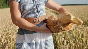 Woman Carries Basket Freshly Baked Bread 库存影片视频（100% 免版税）1013202782 | Shutterstock